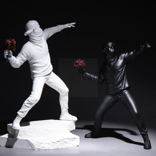 Modern Art Resin Banksy Sculptures Flower Thrower Statue Home Desk Bomber Decoration Accessories Ornaments Collectible X5M6