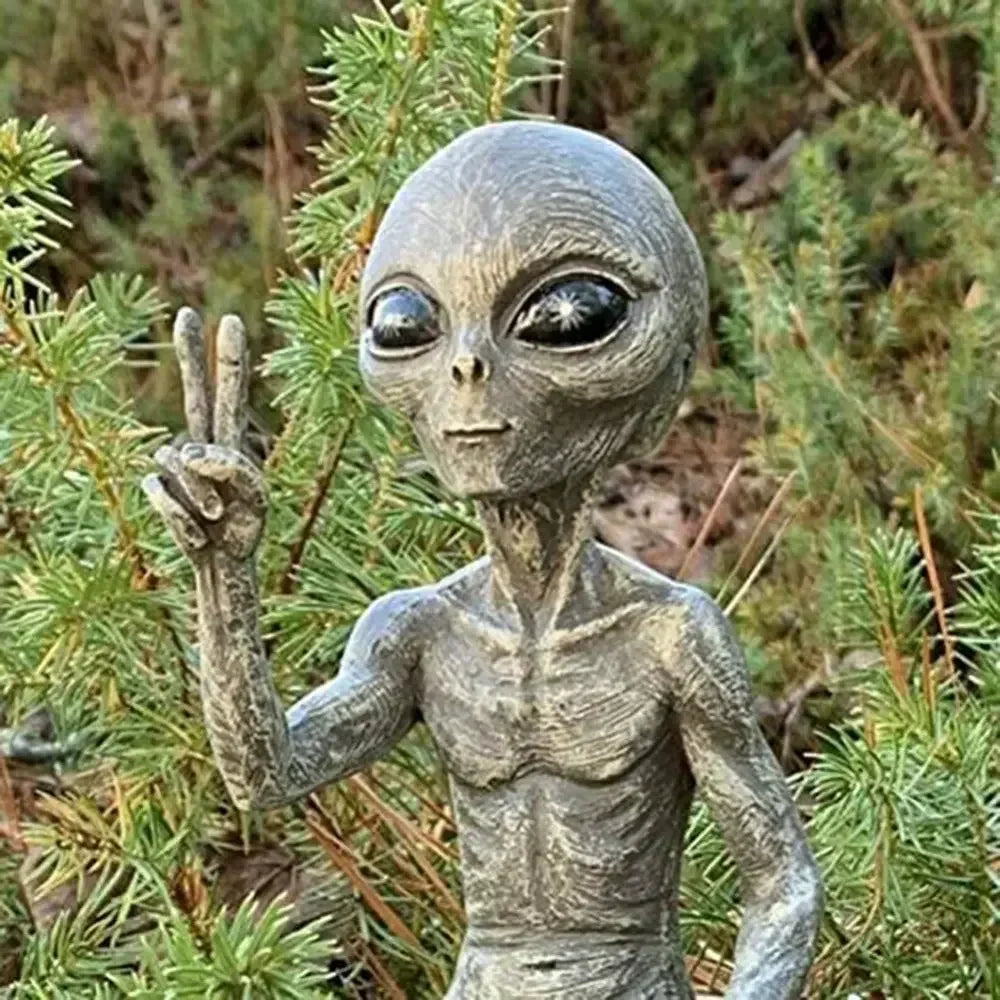 Garden Resin Alien Statue Sculptures Figurine Garden Ornament Indoor Art Decor for Patio Garden Decor Outdoor Home Decorations