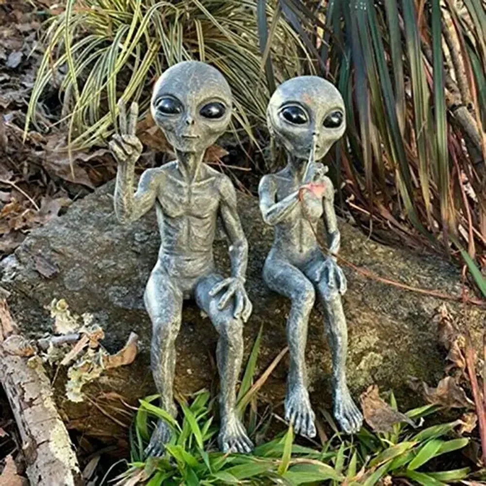 Garden Resin Alien Statue Sculptures Figurine Garden Ornament Indoor Art Decor for Patio Garden Decor Outdoor Home Decorations